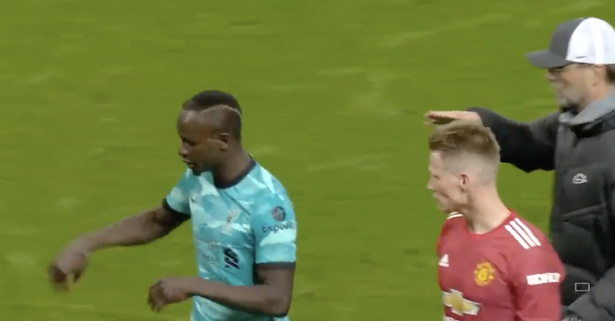 Sadio Mane gây sốc khi công khai "bật" Klopp trên sân
