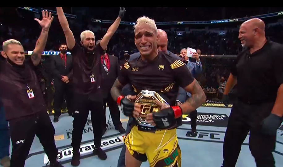 Charles Oliveira lật kèo ngoạn mục TKO Michael Chandler, lên ngôi vô địch hạng nhẹ UFC