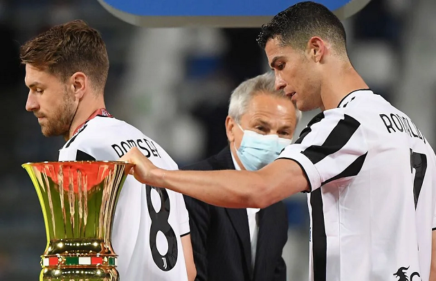 Ronaldo và Messi còn kém Dani Alves bao nhiêu danh hiệu?