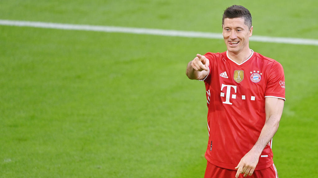 Lewandowski đoạt Chiếc gi&agrave;y v&agrave;ng sau khi ph&aacute; kỷ lục 49 năm