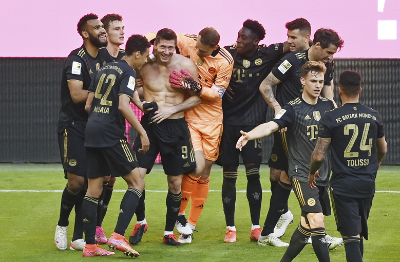 Lewandowski đoạt Chiếc giày vàng sau khi phá kỷ lục 49 năm