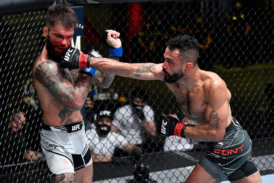 Rob Font vượt qua Cody Garbrandt sau màn cân não 5 hiệp