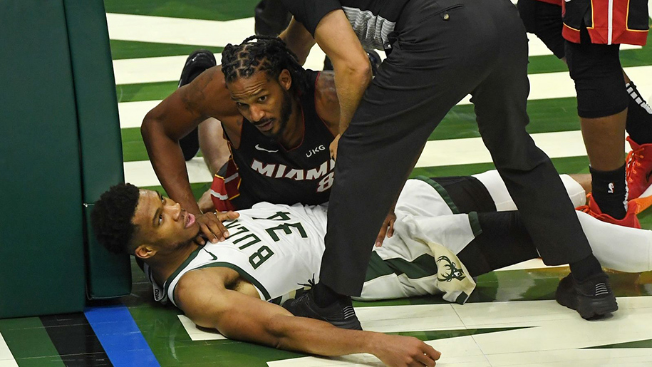 Hai lần bị phạm lỗi thô bạo, Giannis Antetokounmpo vì quá nản nên chuyển sang… đá bóng?