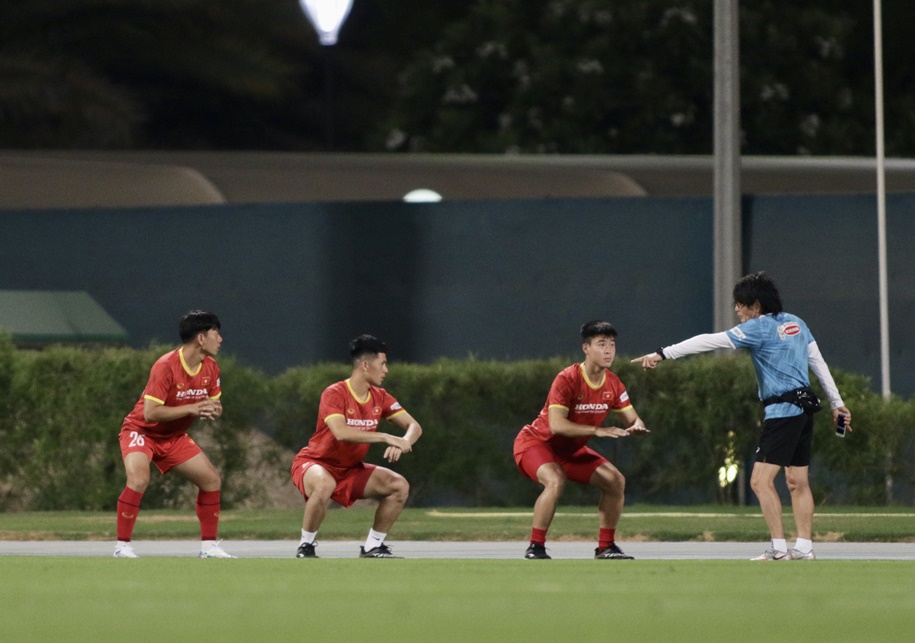 Duy Mạnh, Đình Trọng và Minh Vương tập riêng trong ngày đầu ở UAE