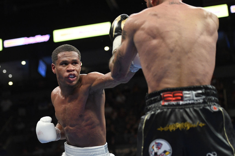 Devin Haney bảo vệ đai thành công trước Jorge Linares, gọi tên Teofimo Lopez
