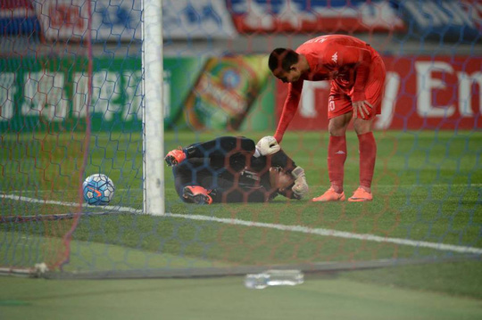 Xem lại pha cản phá penalty và đốt đền trong tích tắc của Bùi Tấn Trường