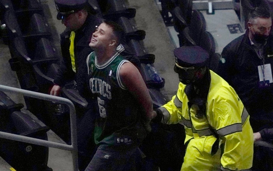 CĐV ném chai nước vào đầu Kyrie Irving có thể đi tù 10 năm!