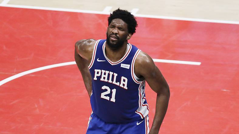 Joel Embiid ngã ghê rợn, rời sân vì chấn thương khiến 76ers lo lắng