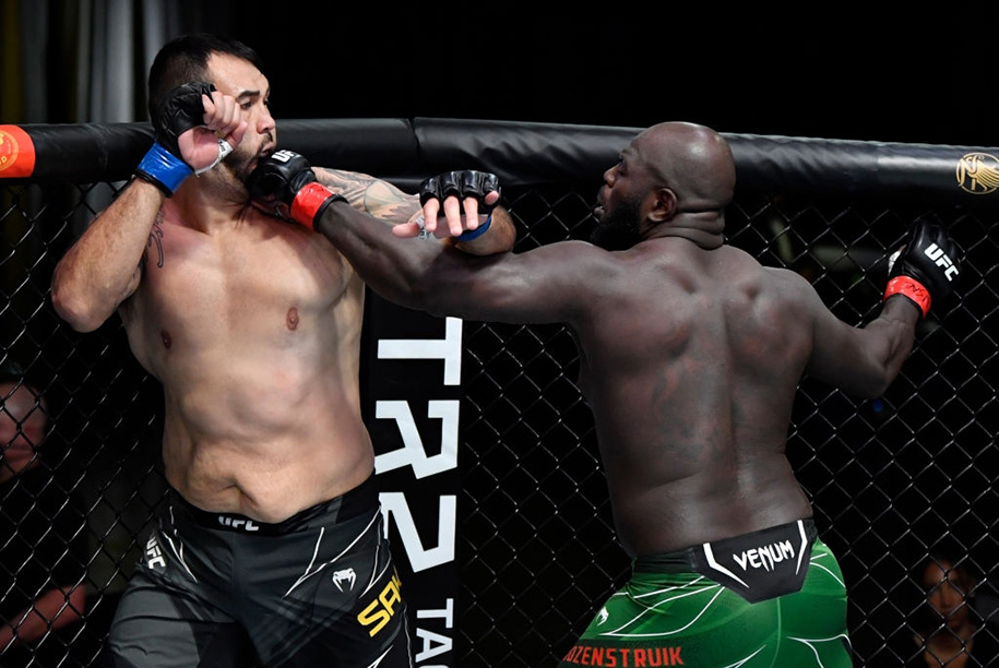 Jairzinho Rozenstruik knockout Augusto Sakai ở giây cuối cùng hiệp 1