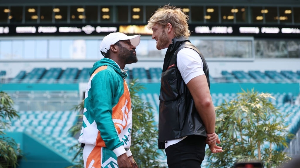 Khán đài trận Mayweather vs Paul trống vắng, trở thành trò cười cho Twitter