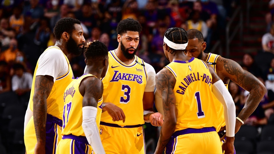 Cơn đau đầu của Lakers: Thắt lưng buộc bụng hay vung tay quá trán?