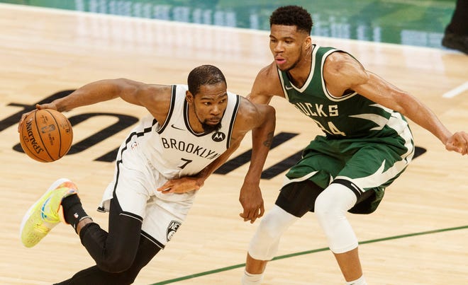 Kevin Durant rủ Kyrie Irving "ném gạch", Bucks vẫn vã mồ hôi hột