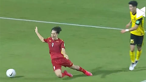 Xem lại tình huống Văn Toàn ngã trong vòng cấm