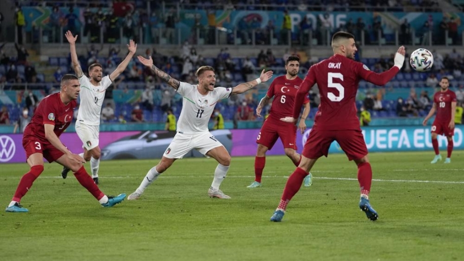 Tại sao bóng chạm tay 2 lần mà Italia không được hưởng penalty?