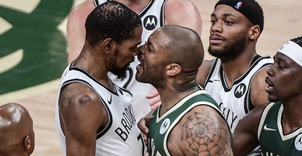 Người đàn ông bí ẩn lao vào giữa sân bảo vệ Kevin Durant là ai?