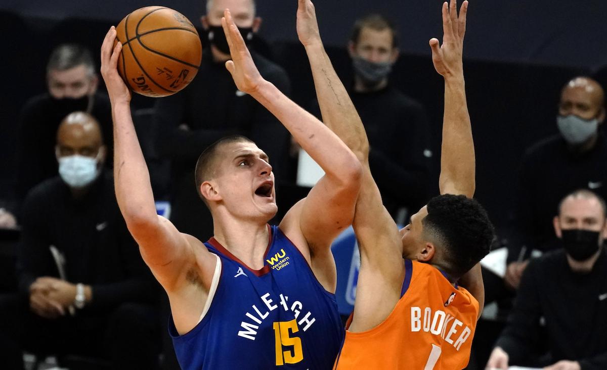 Khi Devin Booker và Chris Paul cùng bùng nổ, thật khó cho MVP Jokic