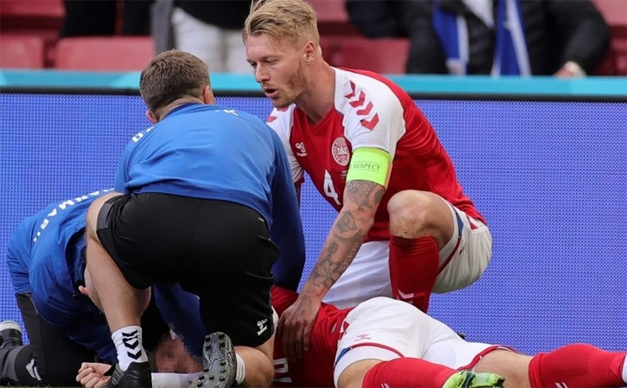 Simon Kjaer đã cứu sống Eriksen như thế nào? Simon Kjaer đã cứu sống Eriksen như thế nào?