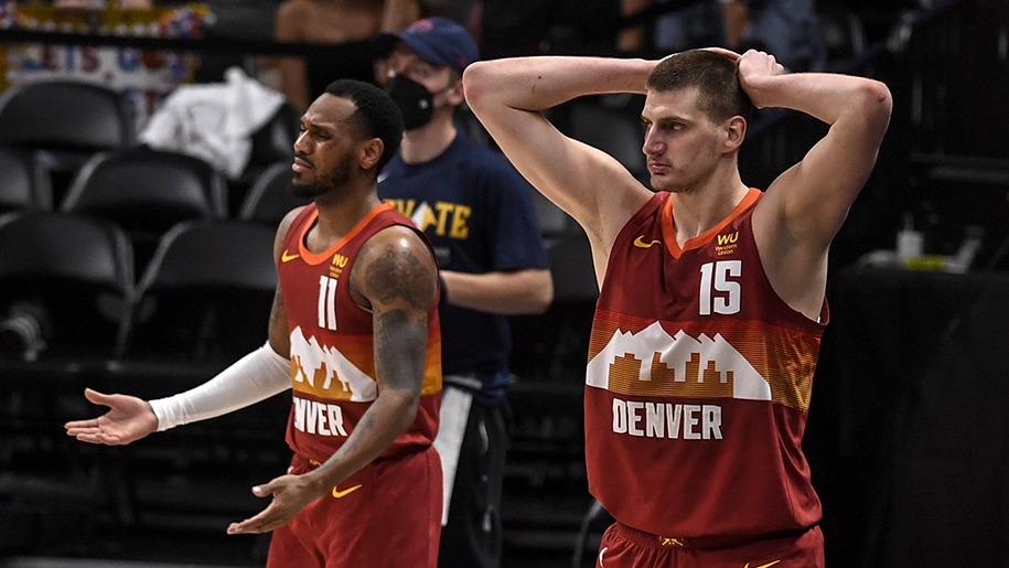 Nikola Jokic bị truất quyền thi đấu vì lỗi thô bạo, “giương cờ trắng" và nhận sweep từ Phoenix Suns