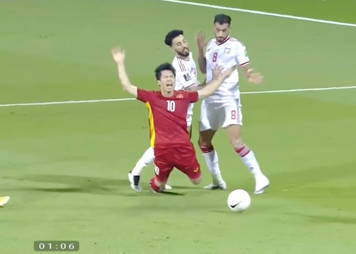 Xem lại tình huống Công Phượng ngã trong vòng cấm trận gặp UAE