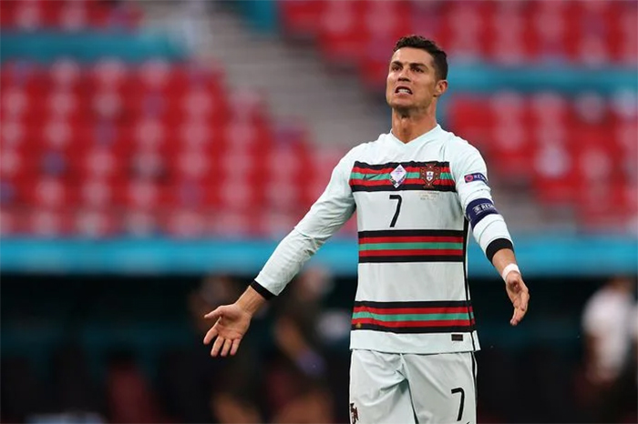 Lập kỷ lục Ronaldo vẫn nổi đóa vì đàn em Jota không chuyền bóng?