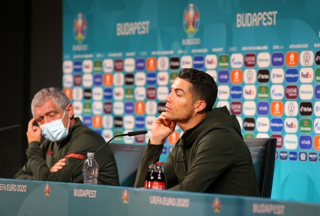 UEFA tuyên chiến với hành động bỏ đồ uống tài trợ của Ronaldo