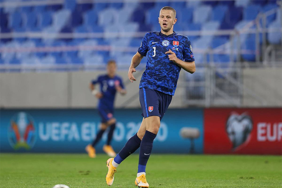 Nóng: Hậu vệ ĐT Slovakia ở Euro 2021 dương tính với COVID-19