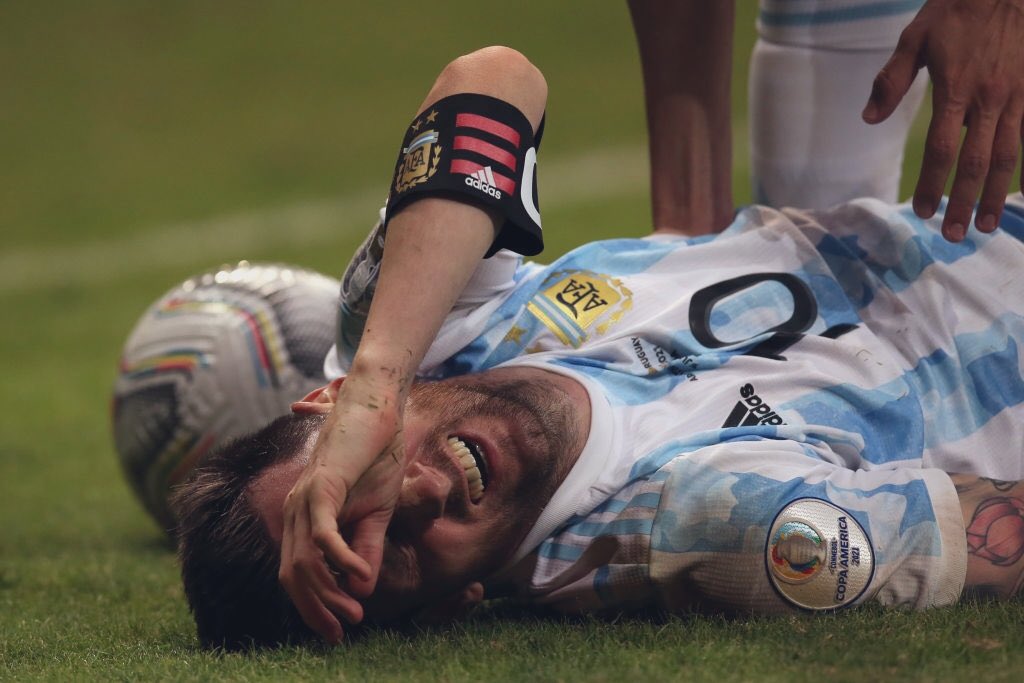 Choáng với hình ảnh Messi kiệt sức "gánh team" giúp Argentina hạ Uruguay