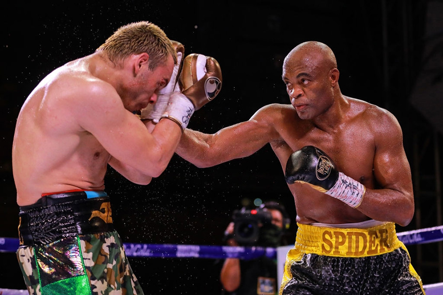 Huyền thoại MMA Anderson Silva đánh bại cựu vô địch WBC Julio Cesar Chavez ngày trở lại sàn Boxing Huyền thoại MMA Anderson Silva đánh bại cựu vô địch WBC Julio Cesar Chavez ngày trở lại sàn Boxing