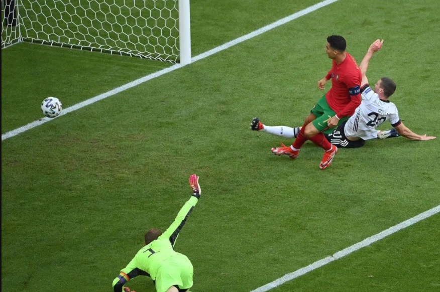 Video phân tích Ronaldo "chạy như điện" để chọc thủng lưới Đức