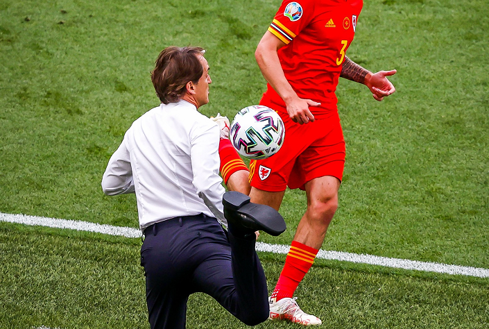 Mancini chỉ đạo vẫn làm nức lòng CĐV bằng pha đánh gót điệu nghệ