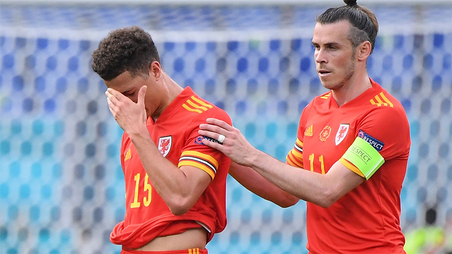 Tranh cãi tóe lửa về tấm thẻ đỏ đầu tiên ở EURO 2021 trận Italia - Wales