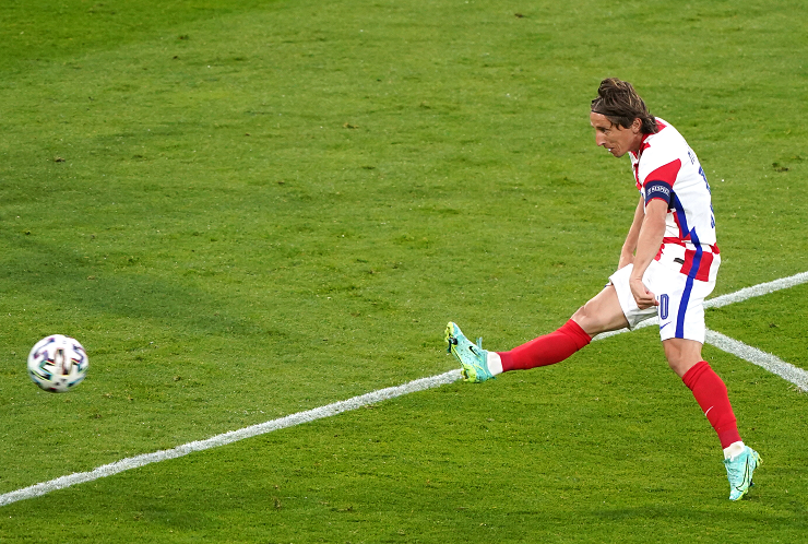 Modric vẩy m&aacute; ngo&agrave;i lập 2 cột mốc ghi b&agrave;n đặc biệt tại EURO với Croatia