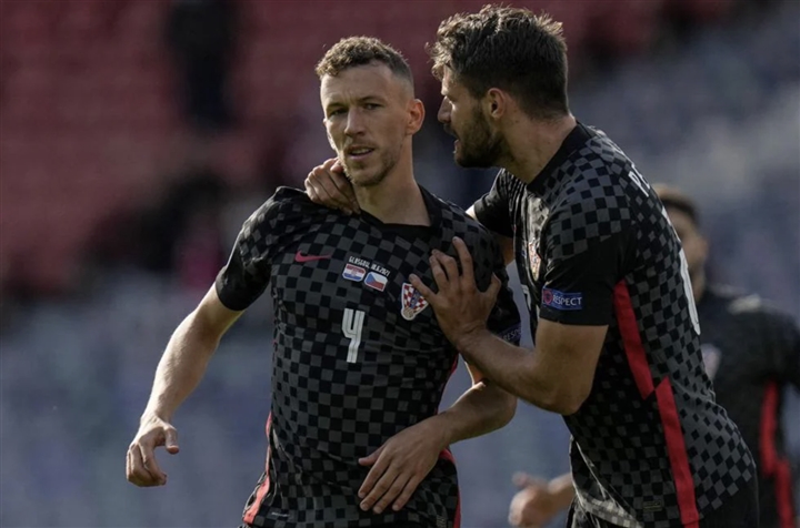 Đội h&igrave;nh ra s&acirc;n Croatia vs Scotland: Petković đấu Adams