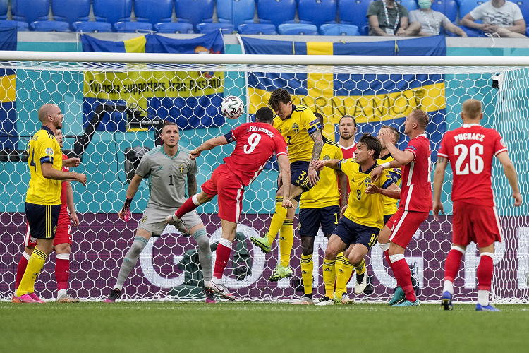 Lewandowski đen không tưởng với 2 pha đánh đầu liên tiếp