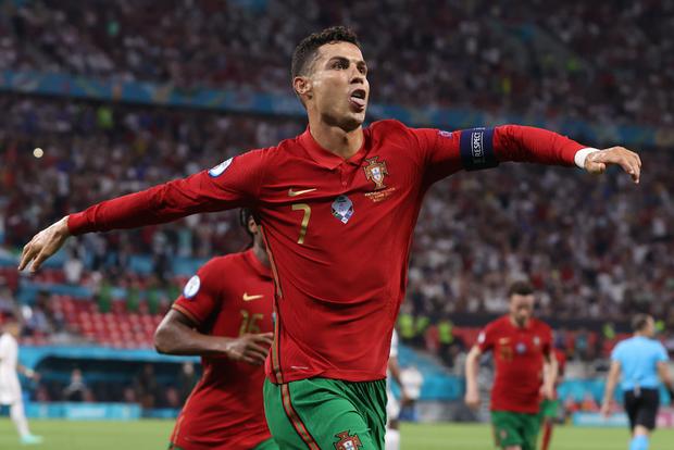 Ronaldo san bằng kỷ lục ghi b&agrave;n mọi thời đại của Ali Daei