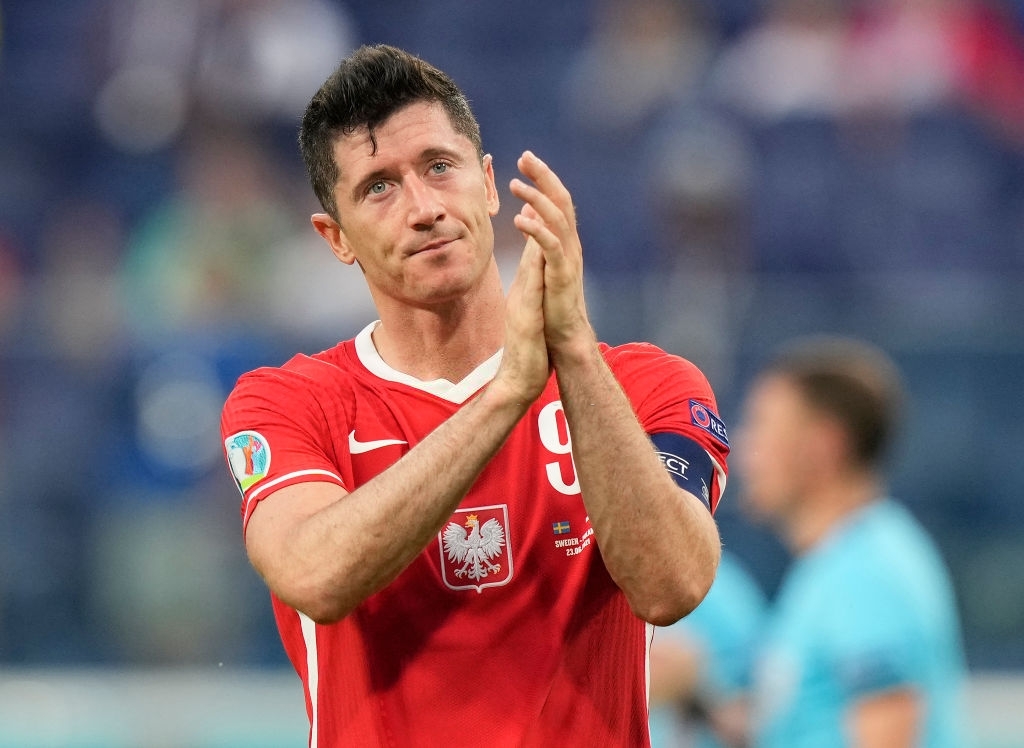 "Đen" như Lewandowski: Chia tay EURO đúng lúc ở đỉnh cao phong độ!