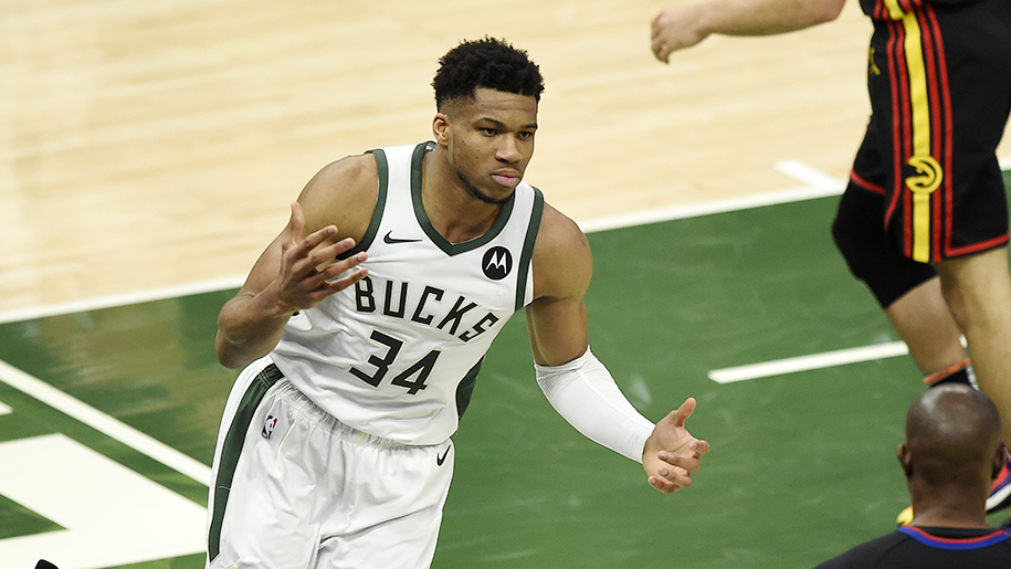 Milwaukee Bucks nghiền nát Atlanta Hawks tại Game 2, quân bình tỷ số series 1-1