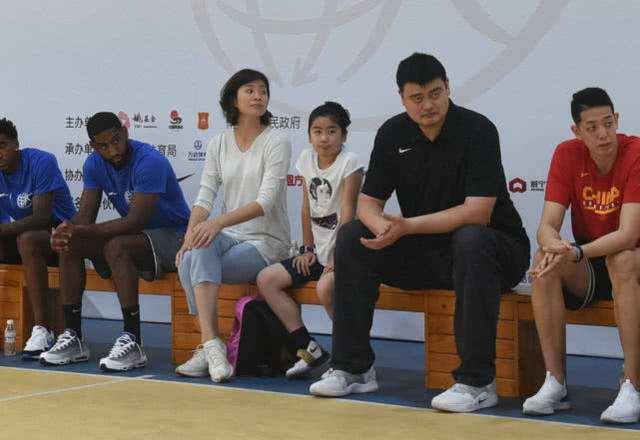 Cán mốc 1m80 ở bậc Tiểu học, con gái Yao Ming khiến CĐM Trung Quốc phát cuồng