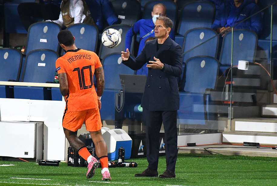 Lựa chọn đau đầu của HLV Frank de Boer: Ai sát cánh cùng Depay?