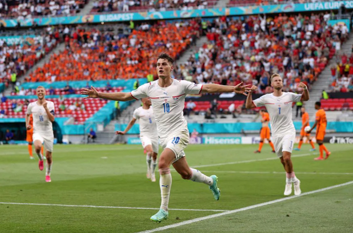 Patrik Schick tiếp tục bám đuổi Ronaldo với số bàn kinh ngạc