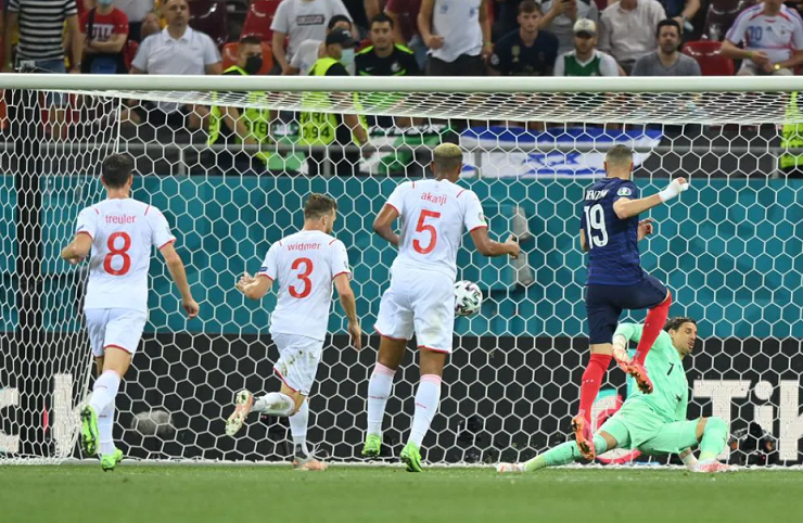 Benzema giúp Pháp từ địa ngục lên thiên đường trong vòng 4 phút