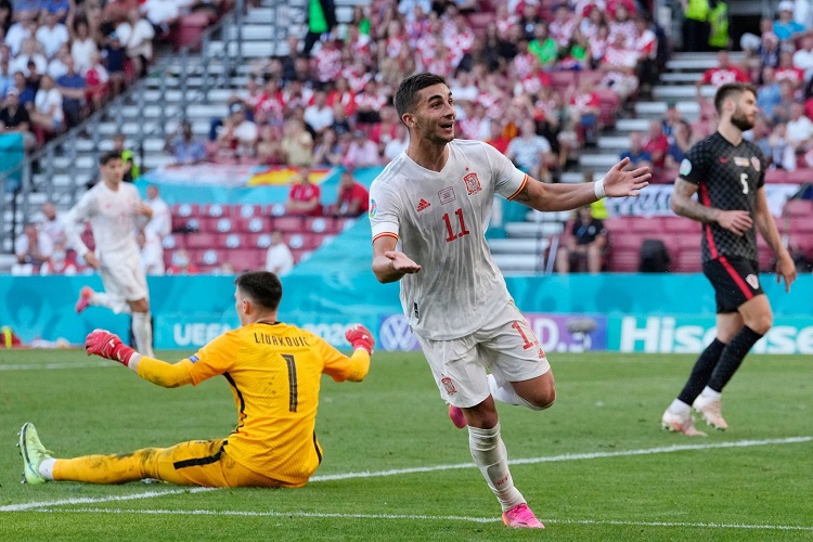 Ferran Torres lập cột mốc đ&aacute;ng nhớ cho T&acirc;y Ban Nha tại EURO