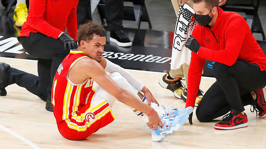 Xui như Trae Young: Lật cổ chân tại chung kết miền vì… giẫm trúng chân trọng tài