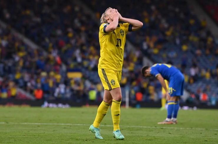 EURO 2021 g&acirc;y bất ngờ về số lần b&oacute;ng chạm cột dọc v&agrave; x&agrave; ngang