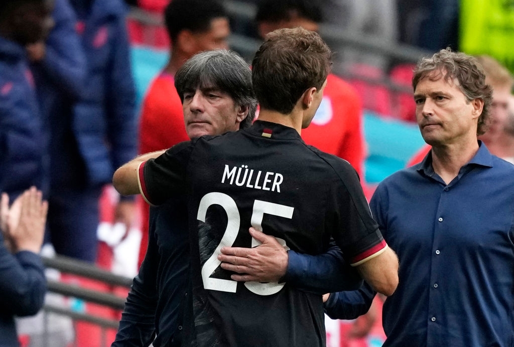 HLV Joachim Loew tha thứ cho Thomas Muller sau pha bỏ lỡ không tưởng