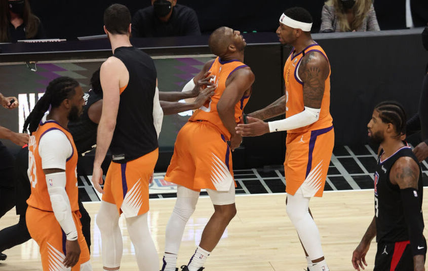 Clippers ngăn cản sự thăng hoa của Chris Paul bằng cú đẩy sau thô bạo