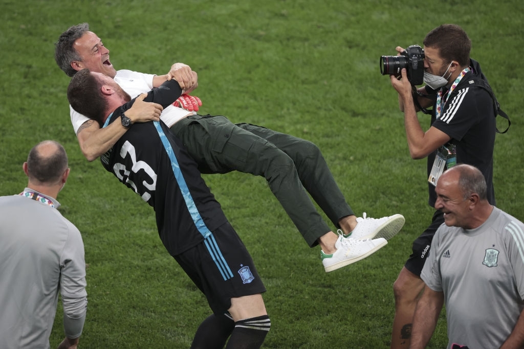 HLV Luis Enrique ca ngợi người hùng Unai Simon