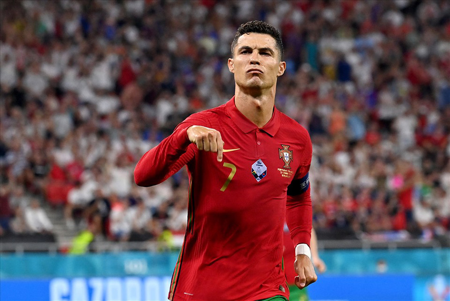 Cristiano Ronaldo kiếm 37 tỷ cho mỗi bài đăng trên Instagram, Messi ở đâu?