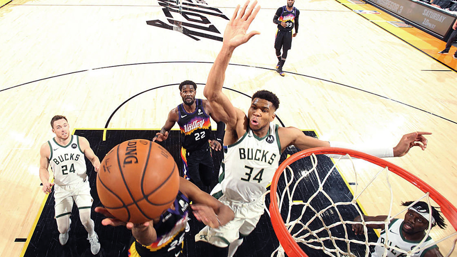 Video: Giannis Antetokounmpo “cosplay” cú chase-down block trời giáng của LeBron James