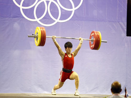 Trao HCĐ cho Trần Lê Quốc Toàn ở lễ xuất quân đoàn TTVN dự Olympic 2020